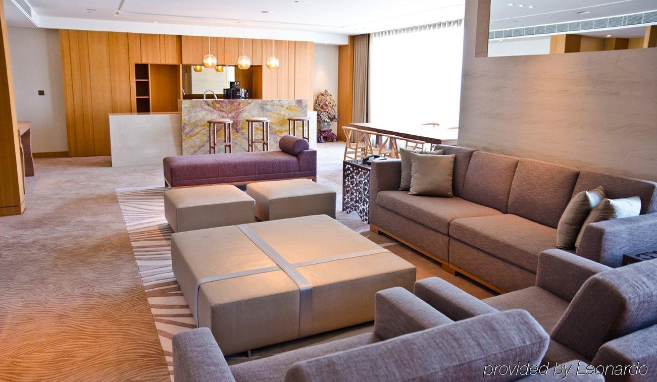 Millennium Hotel Taichung Eksteriør bilde The living room of a three-bedroom suite